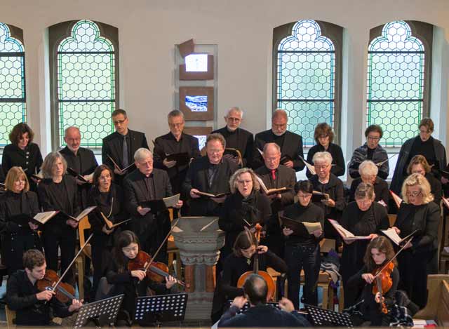 Sängerinnen und Sänger der Martin-Luther-Kantorei auf der Empore