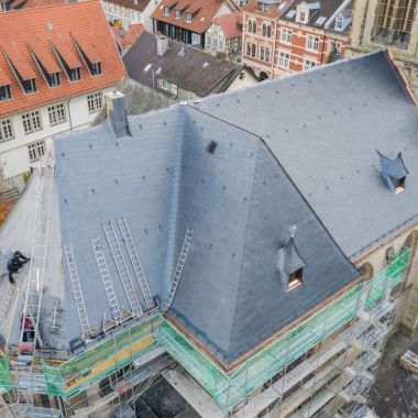 Kirchendach der Martin-Luther-Kirche aus der Vogelperspektive