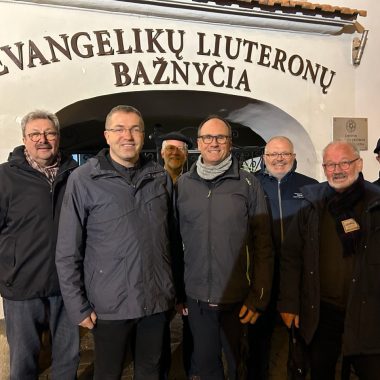 von links: Curt Christian Petschick, Bischof Mindaugas Sabutis, Pfarrer Frank Erichsmeier, Superintendent Dr. Andreas Lange, Pfarrer Richard Krause, Bernd Hölscher und Klaus Blattgerste.